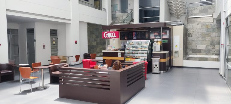 Cafetería OMA en el primer Piso